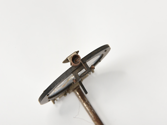 ボイスキー音声鍵(薄いアルミ板の中央に真鍮の小さい円,釣り下がった金属針が触れる)8