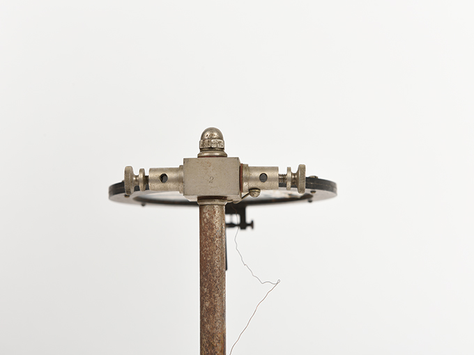 ボイスキー音声鍵(薄いアルミ板の中央に真鍮の小さい円,釣り下がった金属針が触れる)9